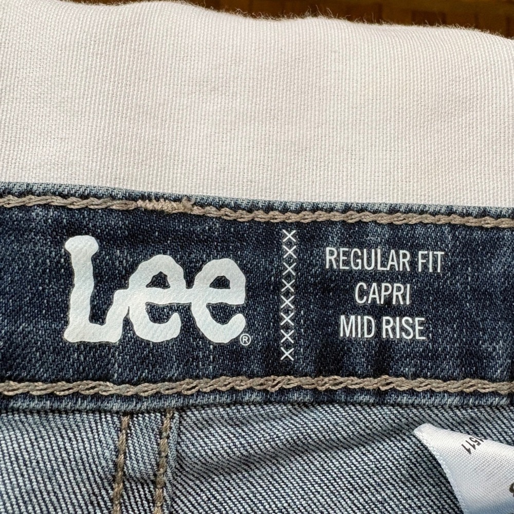 Lee Regular Fit Capri‎ Mid Rise Women Jeans Size 12 Medium Wash Denim - Picture 2 of 7